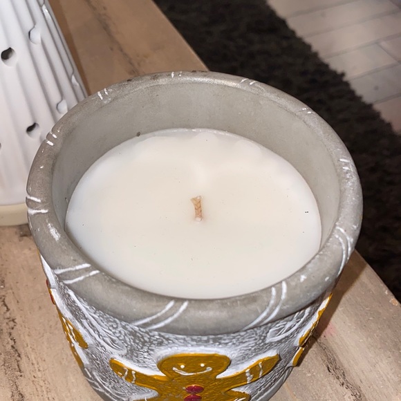 NEW GINGERBREAD MAN CANDLE - SCENT “Cozy Gingerbread House” Smells Good - Picture 2 of 3